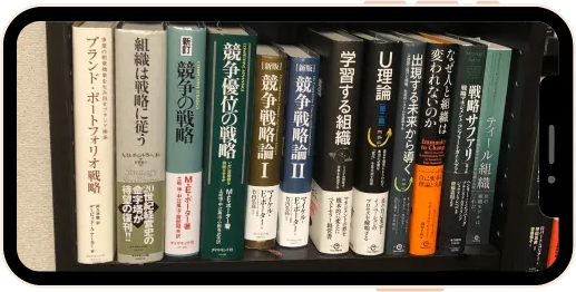 スマートフォンで本の背表紙を撮影するイメージ