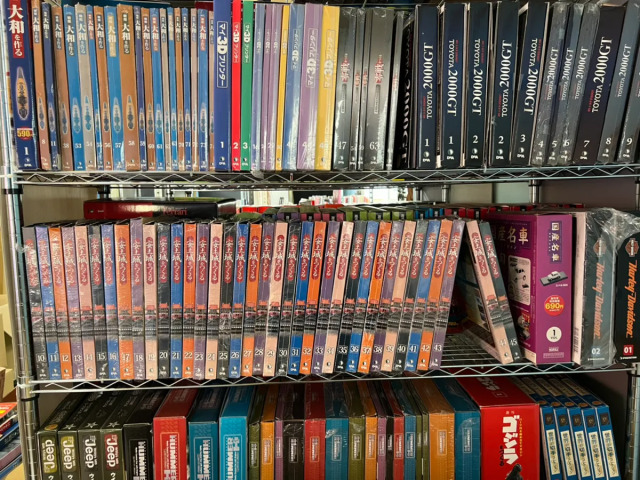 デアゴスティーニの冊子が並んでいるイメージ。